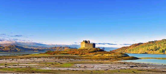 Castle Tioram auf der Küsteninsel Eilean Tioram, wo sich der Fluss Shiel und Loch Moidart treffen, bei Ebbe an einem sonnigen Wintermorgen, Highlands, Schottland, Vereinigtes Königreich, Europa - RHPLF08908