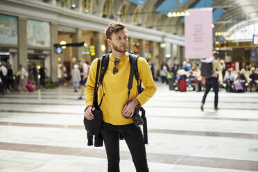 Tourist mit gelbem Pullover im Hauptbahnhof Stockholm, Stockholm, Schweden - FOLF10917