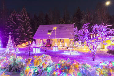 Weihnachtsbeleuchtung im schneebedeckten Vorgarten - FOLF10932