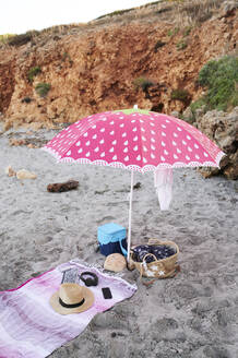 Strandausrüstung am Strand, Menorca, Spanien. - IGGF01308