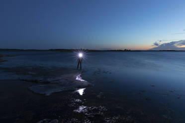 Person mit Taschenlampe bei Sonnenaufgang - FOLF11011