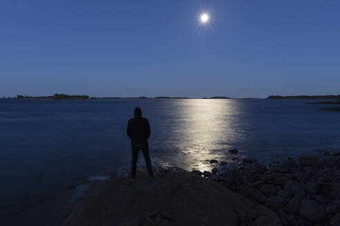 Silhouette of man standing over sea - FOLF11012