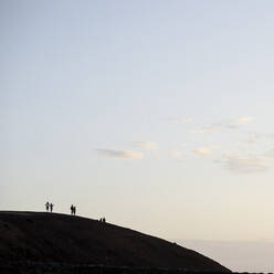 Silhouette von Menschen auf einem Hügel - FOLF11015