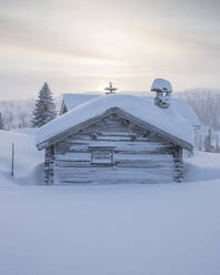 Log cabin covered in snow - FOLF11026