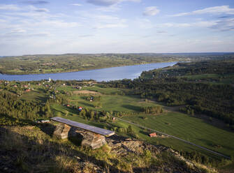 Bank mit Blick auf Ackerland und Fluss - FOLF11052