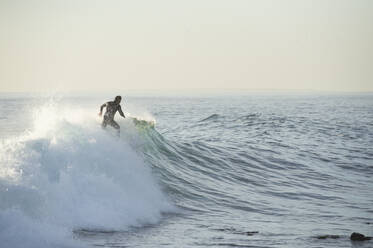Surfer reitet auf einer Welle - FOLF11054