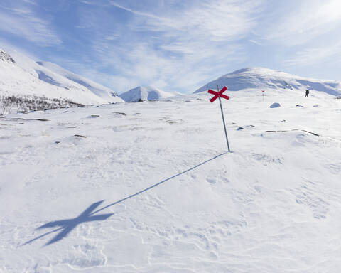 Markierungen im Schnee auf dem Wanderweg Kungsleden in Lappland, Schweden, lizenzfreies Stockfoto