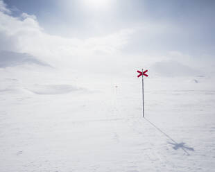 Markierungen im Schnee auf dem Wanderweg Kungsleden in Lappland, Schweden - FOLF11066