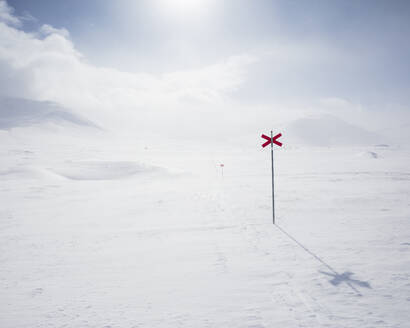 Markierungen im Schnee auf dem Wanderweg Kungsleden in Lappland, Schweden - FOLF11066