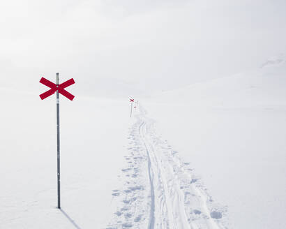 Markierungen im Schnee auf dem Wanderweg Kungsleden in Lappland, Schweden - FOLF11067