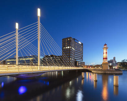 Brücke über den Fluss bei Sonnenuntergang in Malmö, Schweden - FOLF11110