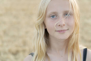Porträt eines Mädchens im Teenageralter - FOLF11152