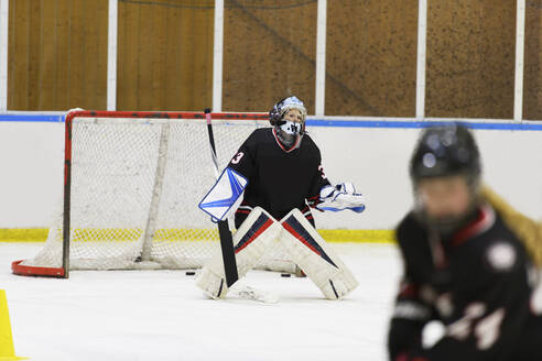 Mädchen im Torwartdress beim Eishockeytraining - FOLF11187