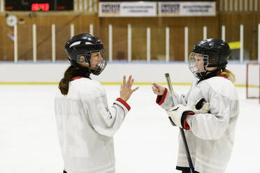 Mädchen auf der Eisbahn beim Eishockeytraining - FOLF11189