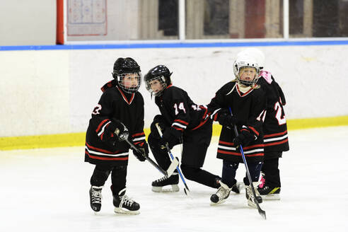 Mädchen beim Schlittschuhlaufen während des Eishockeytrainings - FOLF11190