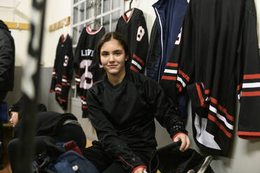 Mädchen in der Umkleidekabine bereitet sich auf das Eishockeytraining vor - FOLF11191