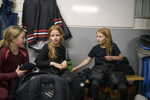 Mädchen in der Umkleidekabine bereiten sich auf das Eishockeytraining vor - FOLF11192