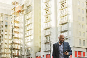 Mann benutzt Smartphone in der Stadt - FOLF11272