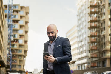 Mann benutzt Smartphone in der Stadt - FOLF11276