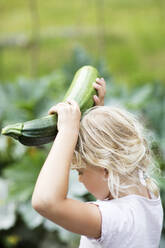 Mädchen hält Zucchini - FOLF11295