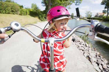 Girl cycling - FOLF11300