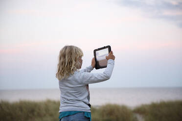 Mädchen fotografiert mit Tablet-PC - FOLF11301