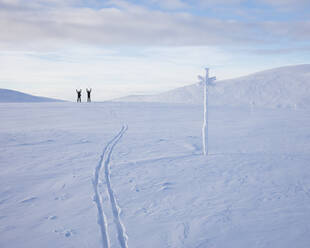 Männer mit Skistöcken auf dem Schnee - FOLF11327