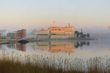 Gebäude am Hammarby-See bei Sonnenuntergang - FOLF11329