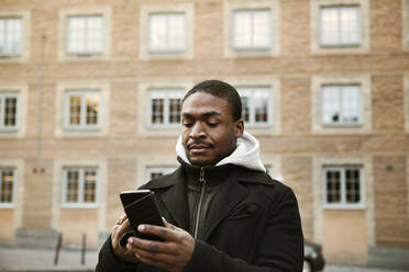 Mittlerer Erwachsener Mann mit Smartphone - FOLF11393