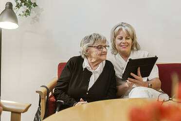 Ältere Frau lernt den Umgang mit dem Tablet-PC - FOLF11401