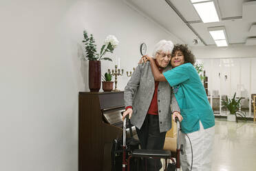 Krankenschwester umarmt ältere Frau - FOLF11406