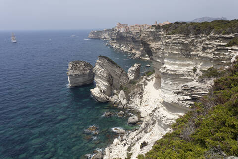 Bonifacio auf den weißen Kalksteinfelsen auf Korsika, Frankreich, lizenzfreies Stockfoto