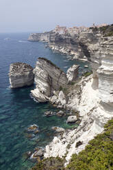 Weiße Kalksteinfelsen vor klarem Himmel bei Bonifacio, Korsika, Frankreich - ZCF00800