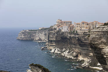 Bonifacio auf weißen Kalksteinfelsen vor klarem Himmel auf Korsika, Frankreich - ZCF00801