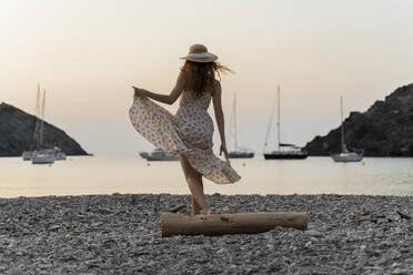 Junge Frau genießt den Strand bei Sonnenuntergang - AFVF03937