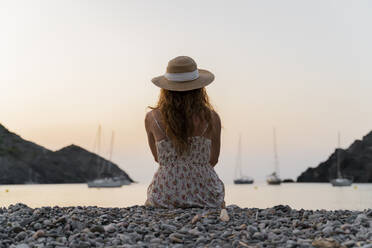 Junge Frau genießt den Strand bei Sonnenuntergang - AFVF03939