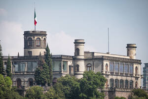 Blick auf die Burg Chapultepec gegen den Himmel in Mexiko-Stadt an einem sonnigen Tag, Mexiko - ABAF02248