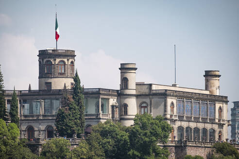 Blick auf die Burg Chapultepec gegen den Himmel in Mexiko-Stadt an einem sonnigen Tag, Mexiko - ABAF02248