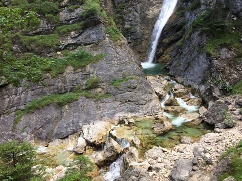 Landschaftlicher Blick auf einen Wasserfall im Wald bei Füssen, Deutschland, lizenzfreies Stockfoto