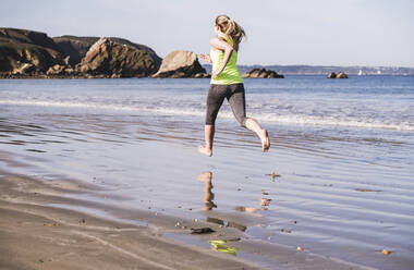 Female jogger at the beach - UUF19000