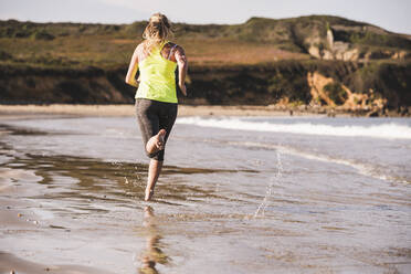 Female jogger at the beach - UUF19001