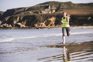 Female jogger at the beach - UUF19003