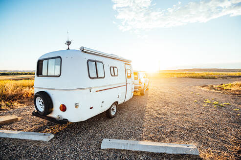 Morgenlicht trifft auf einen Camper auf einem Campingplatz in Montana. - CAVF63263