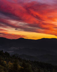 Unglaublicher Herbstsonnenuntergang in Mendocino, Kalifornien - CAVF63270