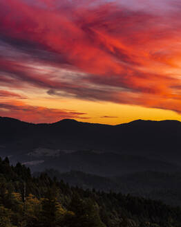 Unglaublicher Herbstsonnenuntergang in Mendocino, Kalifornien - CAVF63270