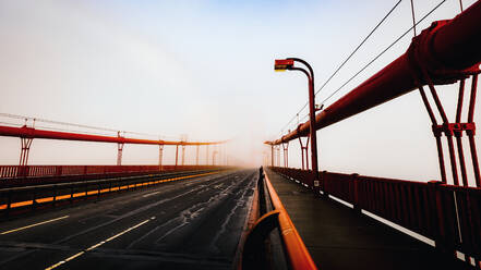 Golden Gate Bridge von Nebel überflutet und ohne Menschen - CAVF63276