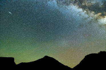 Silhouette der Colorado-Berge unter der Milchstraße und der Andromeda-Galaxie - CAVF63308