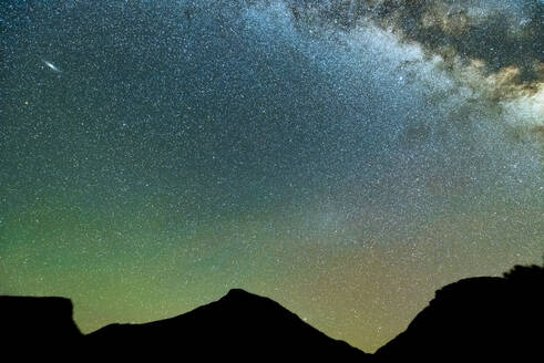 Silhouette der Colorado-Berge unter der Milchstraße und der Andromeda-Galaxie - CAVF63308