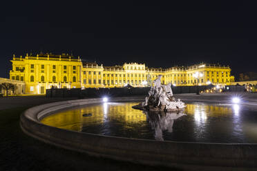 Najadenbrunnen vor dem beleuchteten Schloss Schonbrunn, Wien - CAVF63318