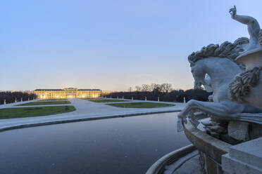 Schloss Schonbrunn und Gartenanlage vom Neptunbrunnen aus gesehen, Wien - CAVF63319